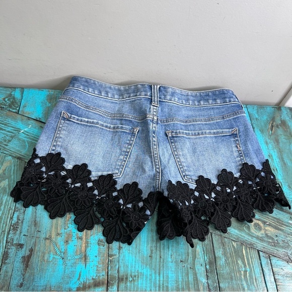 Express Low Rise Relaxed Lace Embellished Denim Shorts Size 00 - Picture 2 of 10